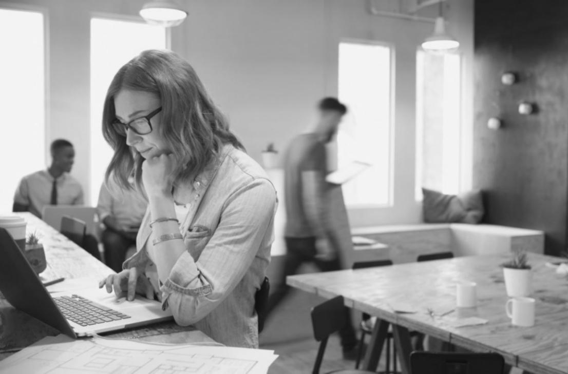 Equipo de instructores desarrollando contenido educativo