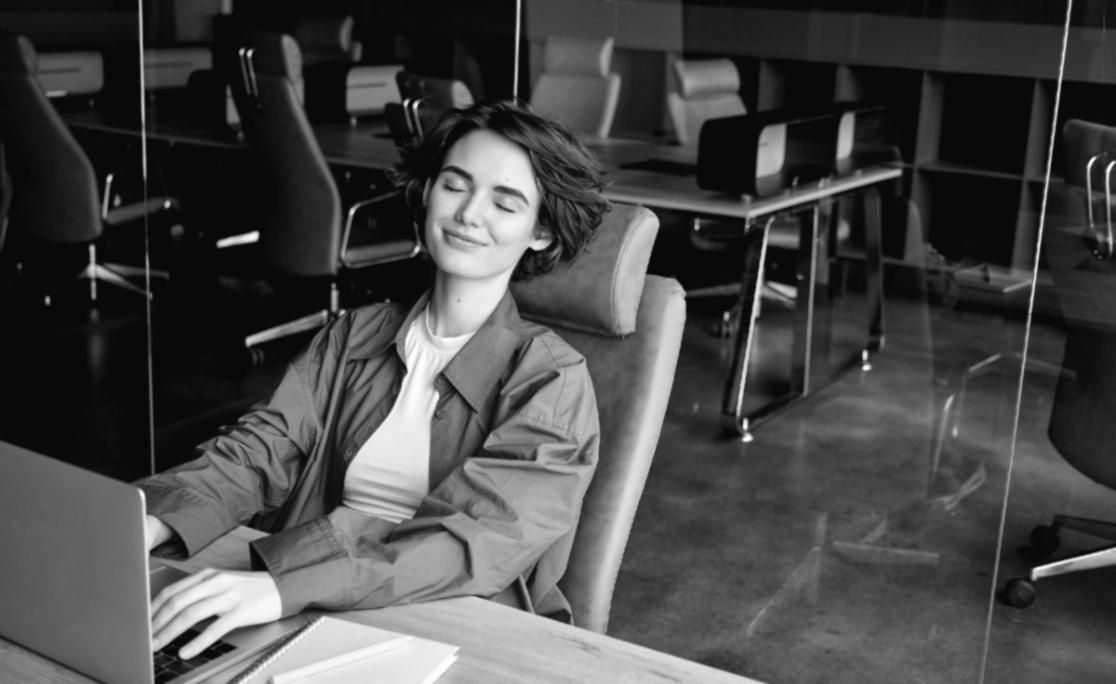 Estudiantes interactuando con plataforma de aprendizaje gamificada