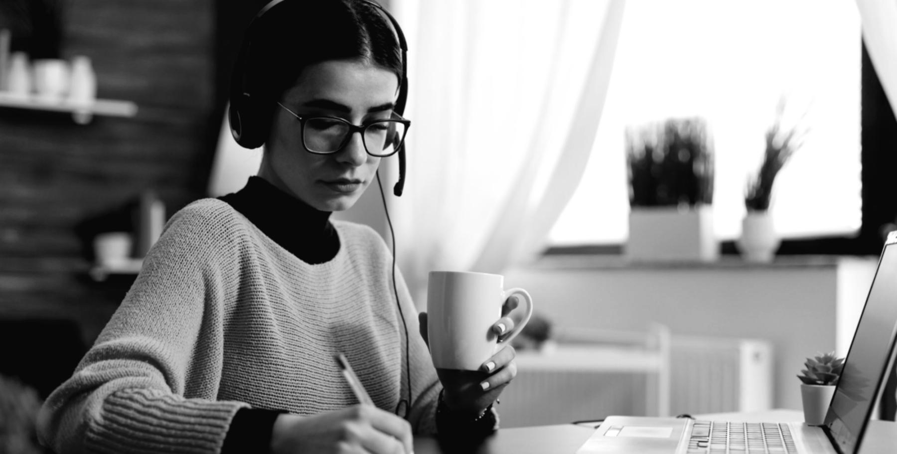 Participantes trabajando en ejercicios prácticos del programa formativo